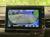 後方の映像とガイド線で、駐車時に車両後方の状況を確認しやすくなります。駐車スペースへの出し入れをサポートし、日常の運転でも頼れる装備です。