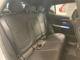 メルセデスのシートは少し硬めになっております。長時間の運転の際、適度な反発があることでお尻や腰の負担を減らす効果が御座います。