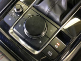 コマンダーコントロール。スイッチを探すことなく自然に手を下した位置に配置。手元を見ることなく、各種操作が行えます。