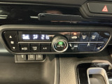 オートエアコンで、毎日のドライブを快適に。温度、風量を自動で調整し、理想的な車内環境を提供します。