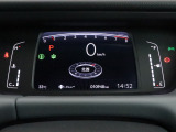 運転時の視界周辺の見やすい位置にメーターをレイアウト。視線の流れを断ち切らない、ストレスフリーで美しい運転動作を可能にします。またマルチインフォメーションディスプレイで、様々な情報が確認できます。