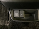 アクセサリーソケットはUSBのアダプターなどをつければ、スマホの充電にも使えます。横にはナビゲーション用の外部入力可能なUSB端子がついており、周辺には物が置けるボックスがついています。