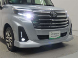 高輝度で点灯速度が速く、しかも消費電力の少ないLEDヘッドライトが装備されています!LEDの明るい光が走行中の視界の確保をサポートして、夜のドライブがより楽しく安全に運転できます♪