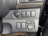 お車のキーはスマートキーです。キーを身につけた状態で車に近づき、ドアロックの解錠や施錠操作が出来ます。雨の日など両手がふさがっている時など、とっても便利ですね。