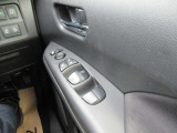運転席ドアには各ウインドウの集中操作が可能となっています。