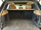 上下に分割して開閉できるテールゲートは、荷物の積み下ろしがしやすく、日常の使い勝手を高めてくれる便利な装備です。下側は荷物を載せる際のステップやベンチとして活用できます。