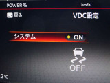 【横滑り防止】ハンドル操作や滑りやすい路面を走行中、横滑りを感知すると自動的に車両の進行を保つよう制御!