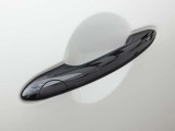キーをポケットやバッグに入れておけば、ドアノブに触れるだけでロック/アンロックができるスマートキー!