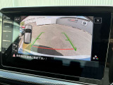 ガイドライン付きバックカメラで安全な駐車をサポートします。