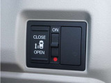 【片側電動スライドドア】ボタンを押すだけでスライドドアの開閉が可能。もちろんキーからの操作も可能。お子様を抱いている時・両手いっぱいの荷物を持ってる時など非常に役立ちます。