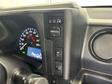 日本の駐車場は幅が広くないところが多くて、乗り降りが大変だったりしますよね。電動ミラーがあれば、室内でミラーをたためるので、駐車するときも便利ですね。