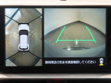 バックカメラ、パノラマミックビューモニター付き。