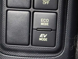 エンジンを使わずにモーターだけで走るEVモードや燃費優先の走りに制御するエコドライブモードが搭載され、より一層の低燃費に貢献します。