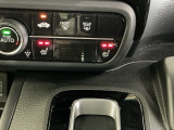 運転席/助手席シートヒーターで寒い日もすぐに温かくなり快適に過ごせます。2段階の温度調整が可能です