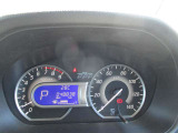 運転席のスピードメーターになります。明るく見やすく安全快適なドライブを楽しめます。