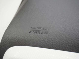 ◆助手席エアバッグ◆SRSエアバッグは、シートベルトだけでは防ぎきれない衝突時の衝撃から乗員を守るための安全装置。衝突時に瞬時に膨らみ、頭部や胸部がダッシュボードに直接衝突するのを防ぎます。
