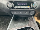 エアコン操作部・ワイヤレス充電器装備