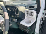 運転席にはドリンクホルダー完備!収納スペースもあって使い勝手良し!!