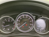 速度計や各種表示がまとまり、運転に必要な情報を確認しやすい配置です。表示が見渡しやすく、日々の運転時に状況を把握するのに役立ちます。