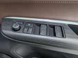 パワーウィンドウのスイッチですよ。運転席に居ながら窓を開け閉めのコントロールできます。