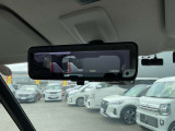 スマートルームミラーは、リヤウインドウ内に設置されたレンズカメラで映して、ルームミラーに内蔵した液晶ディスプレイに表示するため、後部の荷物が多い際でも、後方確認がしやすいです。