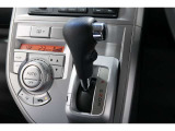インパネシフトだから視線の移動も少なく足元もスッキリ♪運転席もゆったりしているのでゆとりを持ってドライブできますね!