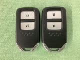 スマートキーを装備しています。鍵を差し込むことなくドアロックの開け閉めと、スタートボタン操作でのエンジンスタートができます。スペアキーも同じものを用意しております。