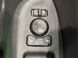 キーフリー連動で施錠時に格納します。降車の直前まで後方確認ができ、閉じ忘れも防げます。