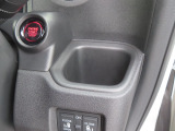 【運転席側ドリンクホルダー】運転中にすぐ取り出しやすい位置に配置しているのでドライブ中の水分補給もスムーズです。