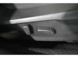 パワーシートを装備。お好みのポジションに細かく調整でき、快適な運転をサポートします。