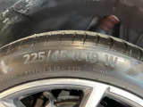 純正18インチアルミホイール。リアは225/45R19