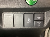 VSA装備車です。VSAはドライバーの操作と車の動きを見守っています。もし車の挙動が乱れたとき、4輪別々にブレーキをかけたり、エンジンパワーをしぼることによって車を安定させます。