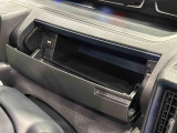 小物が収納できる運転席側インパネアッパーボックス。 ボックス内にはUSBソケットが一口。