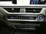 「AUTO」スイッチで車内の温度を一定に保ってくれるオートエアコン 快適装備の代名詞 もちろんマニュアル操作も可能ですよ