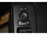 狭い場所も苦になりません。電動格納ドアミラー装備。
