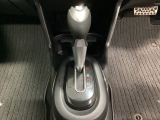 CVT車のセレクトレバーです。低速から高速まで、変速ショックのないスムーズな走りと、エンジン効率のよい領域を維持して燃費にも貢献します。