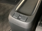 リアシート前のセンターコンソール部には、リア席用の充電可能なUSB端子が2個ついています。センターコンソールがトレイになるので、移動中の充電にも使えて便利です。