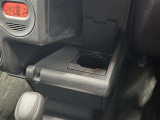 ドリンクホルダー、ちょっとした物も置けるので、便利ですね。