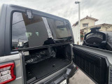 荷室の開け方は、下は横開き、上は跳ね上げ式