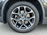 BMWのほぼすべてのモデルに『ランフラット・タイヤ』を標準装備しています。もしもパンクした場合でも、そのまま時速80kmまでで航続距離80km走行可能です。立ち往生する事無く、事故も未然に防ぎます。
