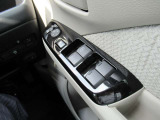 運転席ドアには各ウインドウの集中操作が可能となっています。