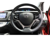 運転中もハンドルでの操作が可能です。特に高速道路等の目が離せない運転時には、便利さだけでなく、安全性も兼ね備えております。