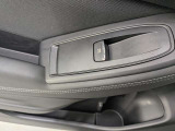 パワーウィンドウのスイッチですよ。運転席に居ながら窓を開け閉めのコントロールできます。