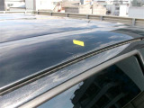 ルーフの運転席側後方にキズがあります。
