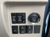 両側が電動スライドドアで、左右どちらからでも乗り降りOK。更に運転席のスイッチ、インテリキーのボタンでも開閉自在。挟み込み防止機能も安心です!