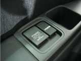 ◆後席用12V電源ソケット◆12V電源ソケットは後席用にも装備されています。長時間のドライブも安心です。