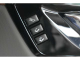 運転席のシートポジション(前後スライド、座面の上下・前後角度、リクライニング角度など)に加え、左右のドアミラーの角度も記憶させることができます。