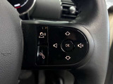 MINIの運転席操作部は、中央に構えるディスプレイが最大の特徴です。航空機を思わせるトグルスイッチなど、直感的で遊び心のあるメカニカルな操作感が、ゴーカートのような走りの高揚感を高めます。