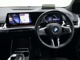 視線の先に自然と情報が集まり必要な操作へスムーズに手が届くBMWならではのコックピット。洗練されたデザインと上質な素材が調和し乗り込んだ瞬間からドライバーの走る歓びを日常に感じる空間です。