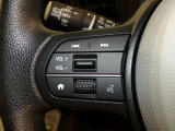 【ステアリングリモコン】ステアリングにオーディオ調節可能なスイッチが装備されていますので運転中でも視線をそらさずにオーディオの調節が可能です!